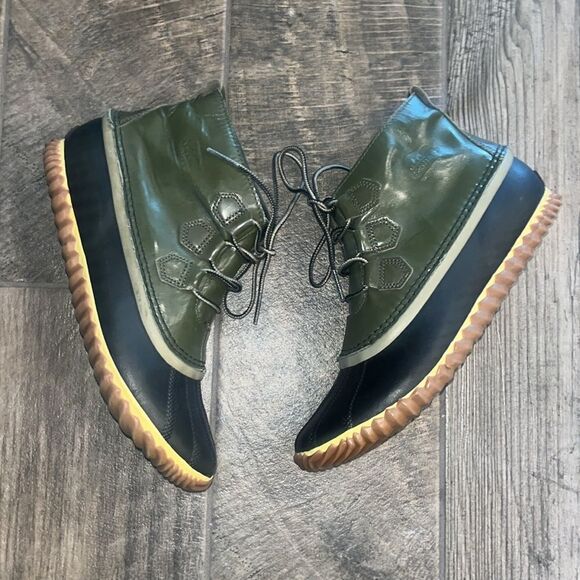 Sorel green and black duck boots in excellent condition - Picture 1 of 4